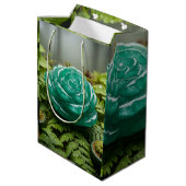 Green Emerald roos geschenktas Medium Cadeauzakje (Achterkant Gekanteld)