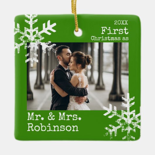 Green First Kerstmis Mr. & Mrs Custom Photo Keramisch Ornament (Voorkant)