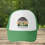 Green Forest Road Trip Cool Custom Family Trucker Pet<br><div class="desc">Pas uw eigen familie road trip petten aan om deze zomer of herfst een reis door de natuur te ondernemen. Personaliseer met je achternaam in een schattig cursief script onder het groene bos van bomen en donkere bergzonsondergang voor een coole vakantie aandenken voor je buitengroep.</div>