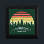 Green Forest Sunset Custom Family Reunion Cadeaudoosje<br><div class="desc">Cool bos zonsondergang geschenkdoos in mooi groen voor een outdoor familie reünie feest of natuur retraite. Dit aangepaste ontwerp heeft een prachtige  zonsondergang boven een bos van  bomen boven uw gepersonaliseerde tekst.</div>