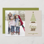 Green foto van Peace Love and Joy kerstboom Feestdagenkaart<br><div class="desc">Vrede,  vreugde en liefde | Een leuke en griezelige fotokaart voor je familie en vrienden. Het is voorzien van een witte en groene streaming kerstboom en een "Peace,  Love and Joy"-citaat. Personaliseer door een foto,  een familiehandtekening,  een jaar en andere details toe te voegen.</div>