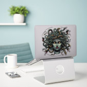 Green Gazing Medusa Hoofd vol slangen Sticker (Laptop op bureau)
