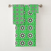 Green geometric mandala pattern bad handdoek (Insitu)