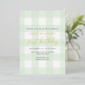 Green Gingham First Birthday Gold Foil Invitation Folie Uitnodiging (Staand Voorkant)