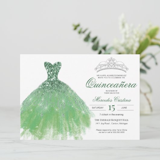 Green Glitter Glam Gown Quinceañera Uitnodiging (Staand voorkant)