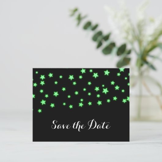 Green Glowing Stars Verjaardagsfeest Save the Date Aankondigingskaart (Staand voorkant)