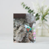 Green Gold Heart Painted Heart Rock op Rock Wall Briefkaart (Staand voorkant)