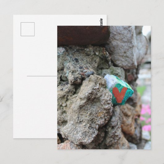 Green Gold Heart Painted Heart Rock op Rock Wall Briefkaart (Voorkant / Achterkant)