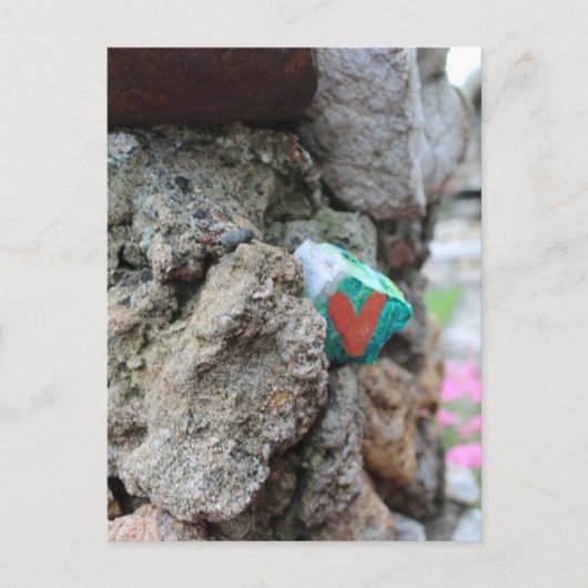 Green Gold Heart Painted Heart Rock op Rock Wall Briefkaart (Voorkant)