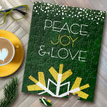 Green Gold Snowflake Peace Joy Love Quote Modern Legpuzzel<br><div class="desc">"Vrede, vreugde en liefde." Een gigantische, leuke, speelse, gouden folie en een witte sneeuwvlokillustratie en moderne typografie op een rijke, diepe, donkergroene marmerige achtergrond van de waterverf helpen u om in het vakantieseizoen te gaan. Een witte en gouden confetti stip grens lijsten de bovenkant. Voel de warmte en de vreugde...</div>