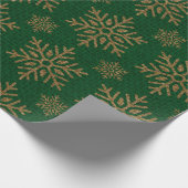 Green Gold Snowflakes Rustic Background Cadeaupapier (Hoek)
