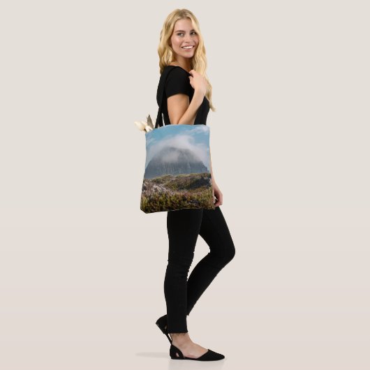 GREEN GRASS TOTE BAG (Op model)