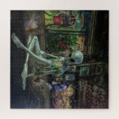 GREEN GREY ALIEN SITTING ON BETALING WITH GRAFFITI LEGPUZZEL (Horizontaal)