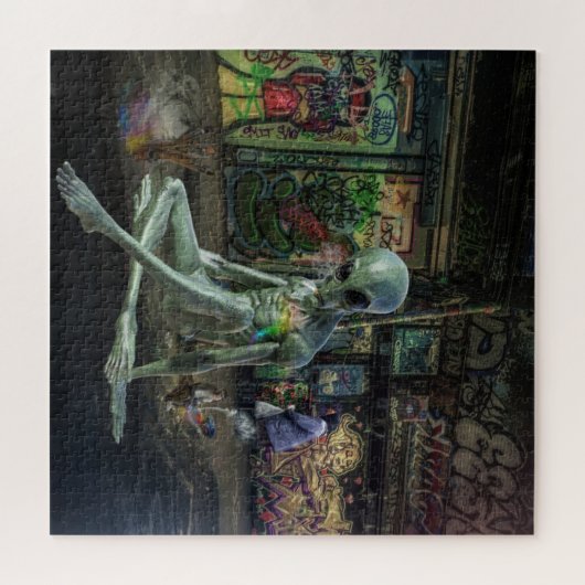 GREEN GREY ALIEN SITTING ON BETALING WITH GRAFFITI LEGPUZZEL (Horizontaal)