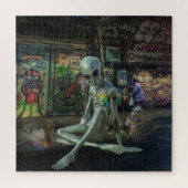 GREEN GREY ALIEN SITTING ON BETALING WITH GRAFFITI LEGPUZZEL (Verticaal)