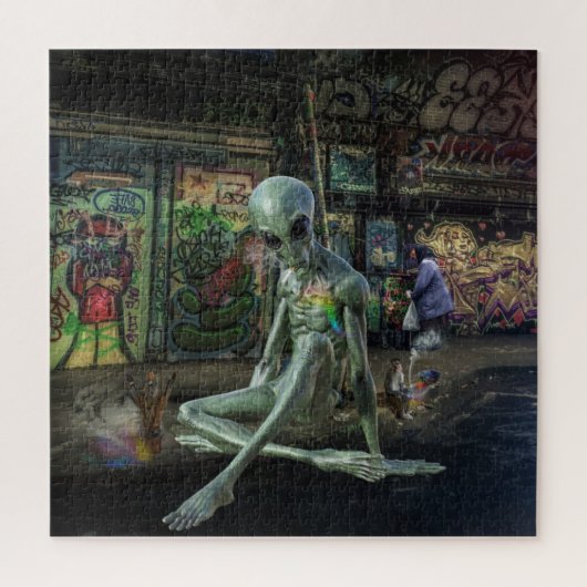 GREEN GREY ALIEN SITTING ON BETALING WITH GRAFFITI LEGPUZZEL (Verticaal)
