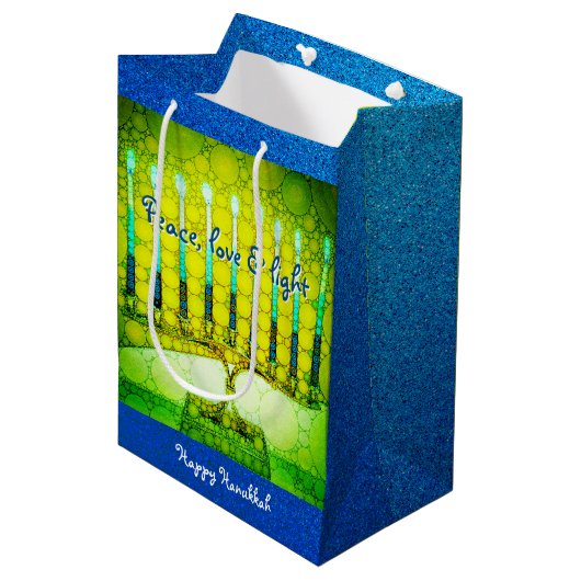 Green Hanukkah Menorah Peace Love Light Script Medium Cadeauzakje (Voorkant Gekanteld)