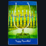 Green Hanukkah Menorah Peace Love Light Script Medium Cadeauzakje<br><div class="desc">"Vrede, liefde en licht." Een close-upfoto illustratie van een heldere, kleurrijke, groene en gele artsy menorah tegen een blauwe faux glitter achtergrond helpt u in stijl te genieten van de feestdag van Hanukkah. Voel de warmte en de vreugde van het vakantieseizoen als je deze leuke en leuke, aangepaste cadeaastas van...</div>