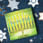 Green Hanukkah Menorah Peace Love Light Script Stenen Onderzetter<br><div class="desc">"Vrede, liefde en licht." Een close-upfoto van een heldere, kleurrijke, groene en gele artsy menorah helpt je om in stijl te genieten van de feestdag van Hanukkah. Voel de warmte en de vreugde van het vakantieseizoen als je je beweegt met je favoriete drankje op dit verbluffende, kleurrijke Hanoekapsteen onderzetter. Maakt...</div>