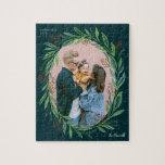 Green Illustrated Leaf Wreath Photo Lijst Holiday Legpuzzel<br><div class="desc">Getelegrafeerde poot van blauwe groene bladeren,  zachte dennenboughs en takken met kleine rode bessen lijst je favoriete foto waardoor deze puzzel een leuk geschenk is voor ouders en grootouders of voor een kerstpuzzel.</div>