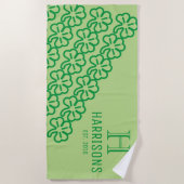 Green Irish Shamrock Personalized Family Name Strandlaken (Voorkant)