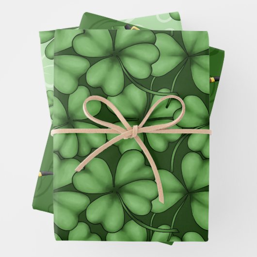 GREEN IRISH SHAMROCKS PIPES TOP HATS INPAKPAPIER VEL (In situ)