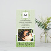 Green Lace Damask Initiaal Afstuderen Fotokaart Aankondiging (Staand voorkant)