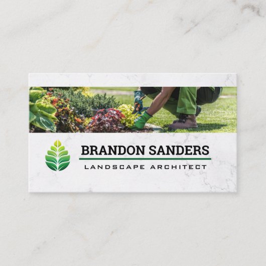 Green Leaf Logo | Landscaper Working in Garden Visitekaartje (Voorkant)