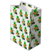 Green Leprechaun Gnome met Shamrock Medium Cadeauzakje (Voorkant Gekanteld)