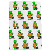 Green Leprechaun Gnome met Shamrock Medium Cadeauzakje (Voorkant)