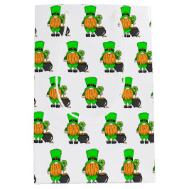 Green Leprechaun Gnome met Shamrock Medium Cadeauzakje
