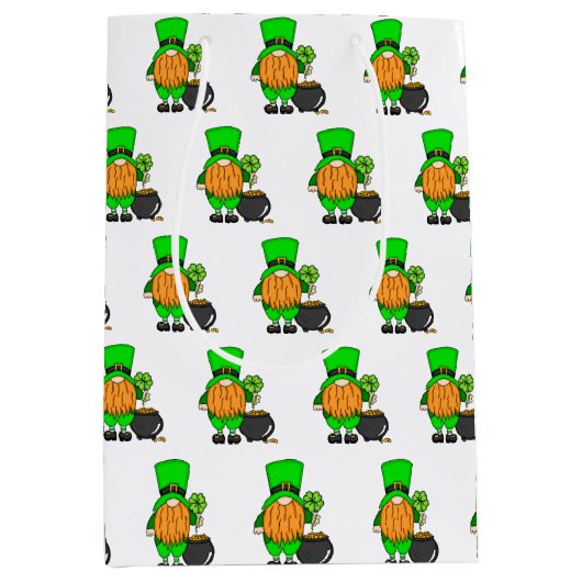 Green Leprechaun Gnome met Shamrock Medium Cadeauzakje (Voorkant)