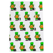 Green Leprechaun Gnome met Shamrock Medium Cadeauzakje (Achterkant)