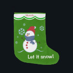Green Let it Snow Snowman Personalized Grote Kerstsok<br><div class="desc">Een sneeuwpop van de cartoon, gekleed in een rood pet en een blauwe sjaal, staat in lichtblauwe sneeuwvlokken op deze kerstvoorraad. De onderkant van de voorraad zegt in helder wit, laat het sneeuwen! De afbeeldingen en de tekst worden geplaatst op een heldere Groene achtergrond van de Vakantie. De jouw naam...</div>