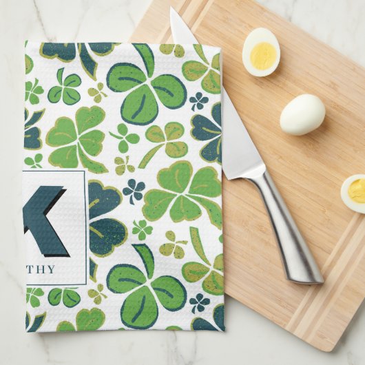 Green Lucky Shamrock Clover Pattern Monogrammed Theedoek (Quarter Fold)