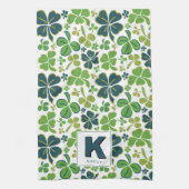 Green Lucky Shamrock Clover Pattern Monogrammed Theedoek (Verticaal)