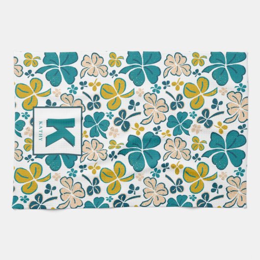 Green Lucky Shamrock Clover Pattern Monogrammed Theedoek (Horizontaal)