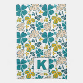 Green Lucky Shamrock Clover Pattern Monogrammed Theedoek (Verticaal)
