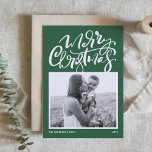 Green Modern Calligraphy Photo Merry Kerstry Feestdagenkaart<br><div class="desc">Vrolijk kerstfeest! Stuur kerstwensen naar familie en vrienden met deze aanpasbare foto-kerstkaart. Het kenmerkt moderne kalligrafie en een eenvoudig manuscript op een groene achtergrond. Pas deze moderne kalligrafie-kerstkaart aan door uw foto,  bericht en namen toe te voegen. Deze moderne kerstkaart is beschikbaar op andere kaarten.</div>