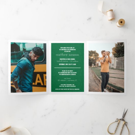 Green Modern Textured Photo Afstuderen Drieluik Uitnodiging (Binnen)