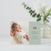 Green Monogram Foto Newborn Aankondiging Briefkaart (Staand voorkant)