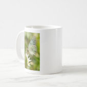 Green Moth on False Garlic Apparel en Gifts Koffiemok (Voorkant links)