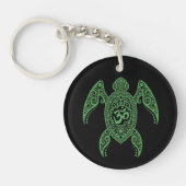 Green Om Zee Turtle on Black Sleutelhanger (Voorkant)