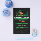 Green Orange Modern Lawn Care Landscaping Service Flyer (Enkel)