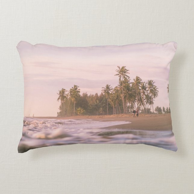 GREEN PALM TREES ON BROWN SAND UNDER WHITE CLOUDS ACCENT KUSSEN (Voorkant)