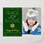 Green Peace Joy Love Foto Sneeuwvlok Echt Goud Folie Feestdagen Briefkaart<br><div class="desc">"Vrede, vreugde en liefde." Een leuke, speelse, echte gouden folie en witte sneeuwvlokillustratie, echte gouden folie zorgen voor stippen, echte gouden folie en witte, moderne typografie op een jager-groene achtergrond, samen met de aangepaste foto van uw keuze, helpen u om in het vakantieseizoen te blijven. Uw douanenota, getypt of met...</div>