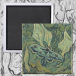 Green Peacock (keizer) Moth door Vincent van Gogh Magneet<br><div class="desc">Great Peacock Moth of Emperor Moth door Vincent van Gogh is een kunstschilderij van de impressionistische natuur. Een gigantische keizer Moth vliegt onder de bloemen en planten in een tuin. Van Gogh gebruikte vlinders in zijn werk als symbool van hoop. De Doodse Hoofdmot is nachtelijk en wordt zelden gezien. Achter...</div>