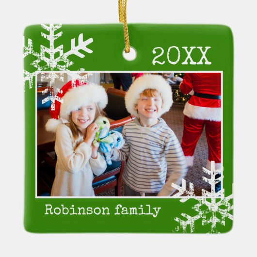 Green Photo Border White Snowflakes Holiday Keramisch Ornament (Voorkant)
