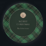 Green Plaid Merry Christmas Party  Papieren Bordje<br><div class="desc">Elevate your holiday gatherings with our elegant Green Plaid Personalized Christmas Party plates. Design features a classic green plaid pattern, perfectly complemented by a dark circle frame at the center. A golden stag silhouette stamp adds a touch of sophistication, while the festive message, “Merry Christmas, ” warmly invites the spirit...</div>