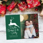 Green Reindeter Kerstmis Foto Cute Dit is het seiz Briefkaart<br><div class="desc">Een elegant wit hert loopt over de kerstwoorden Dit is de Seizoen om Jolly te zijn op dit mooie vakantiebriefkaart. Klassieke elegantie met een  rendier boven prachtige kalligrafie en je familiefoto die de voorkant van dit feestelijke groene briefkaart vult. De achterkant is een tweede foto en je aangepaste bericht.</div>